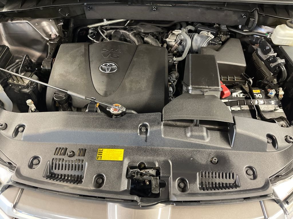 Used 2019 Gray Toyota XLE image 9