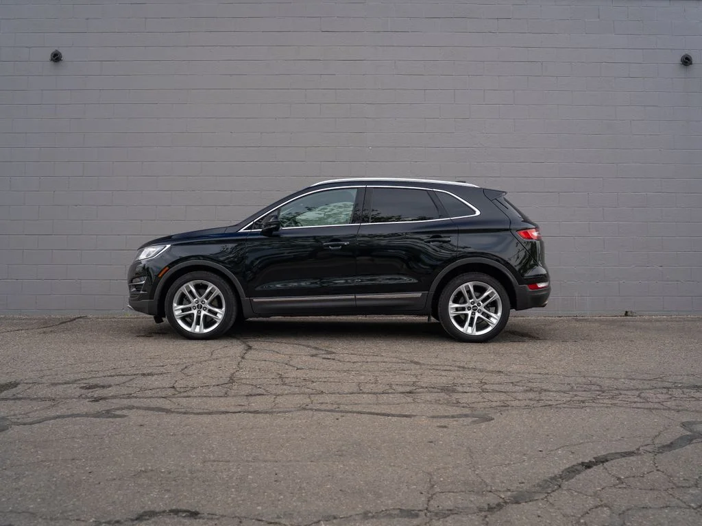 Used 2017 Black Lincoln Reserve image 2