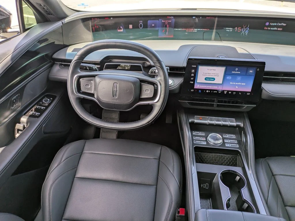 Used 2024 White Lincoln Premiere image 19