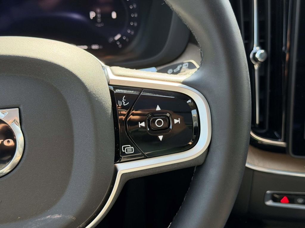 2026 Volvo XC60 Plus - Photo 9