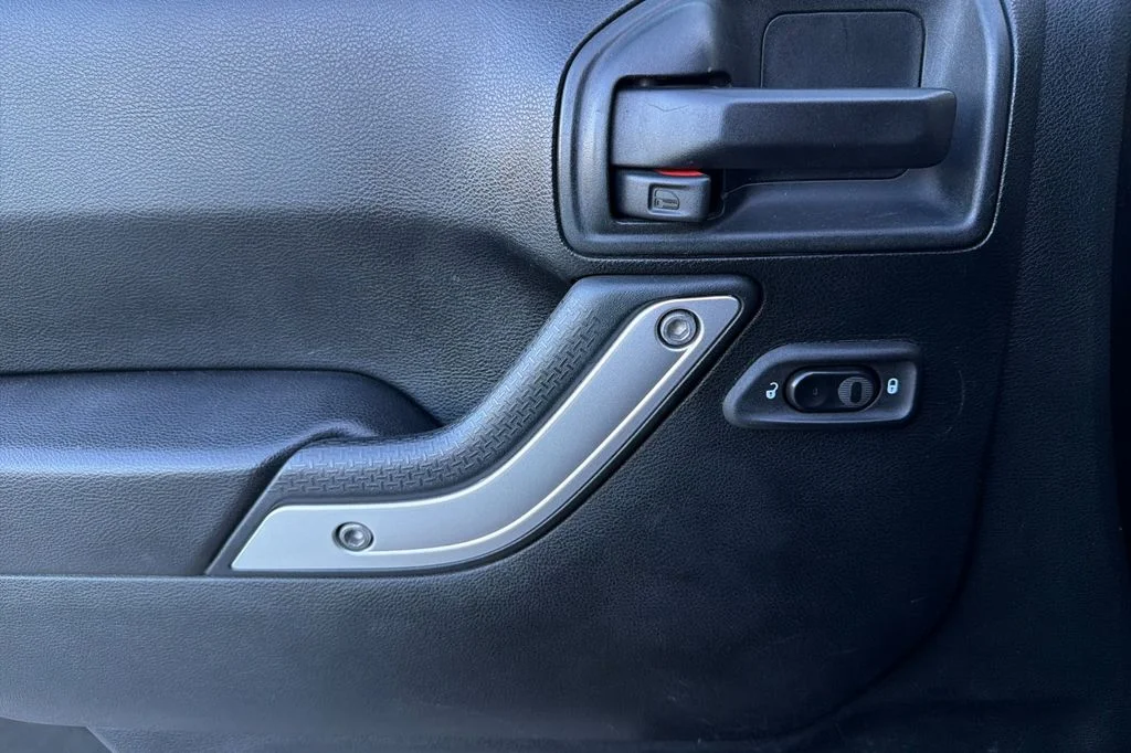 Used 2018 Black Clearcoat Jeep Unlimited Sahara image 13