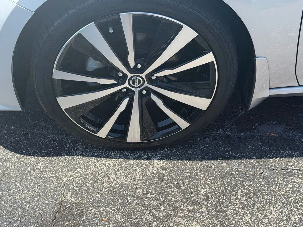 Used 2021 Silver Nissan 2.5 SR image 15