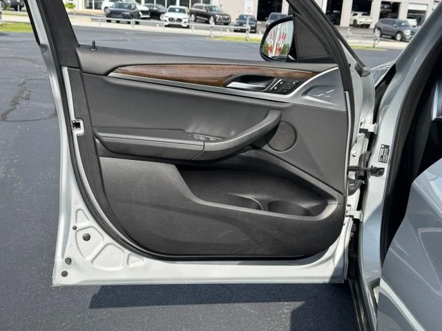 Used 2021 Silver BMW xDrive30i image 21
