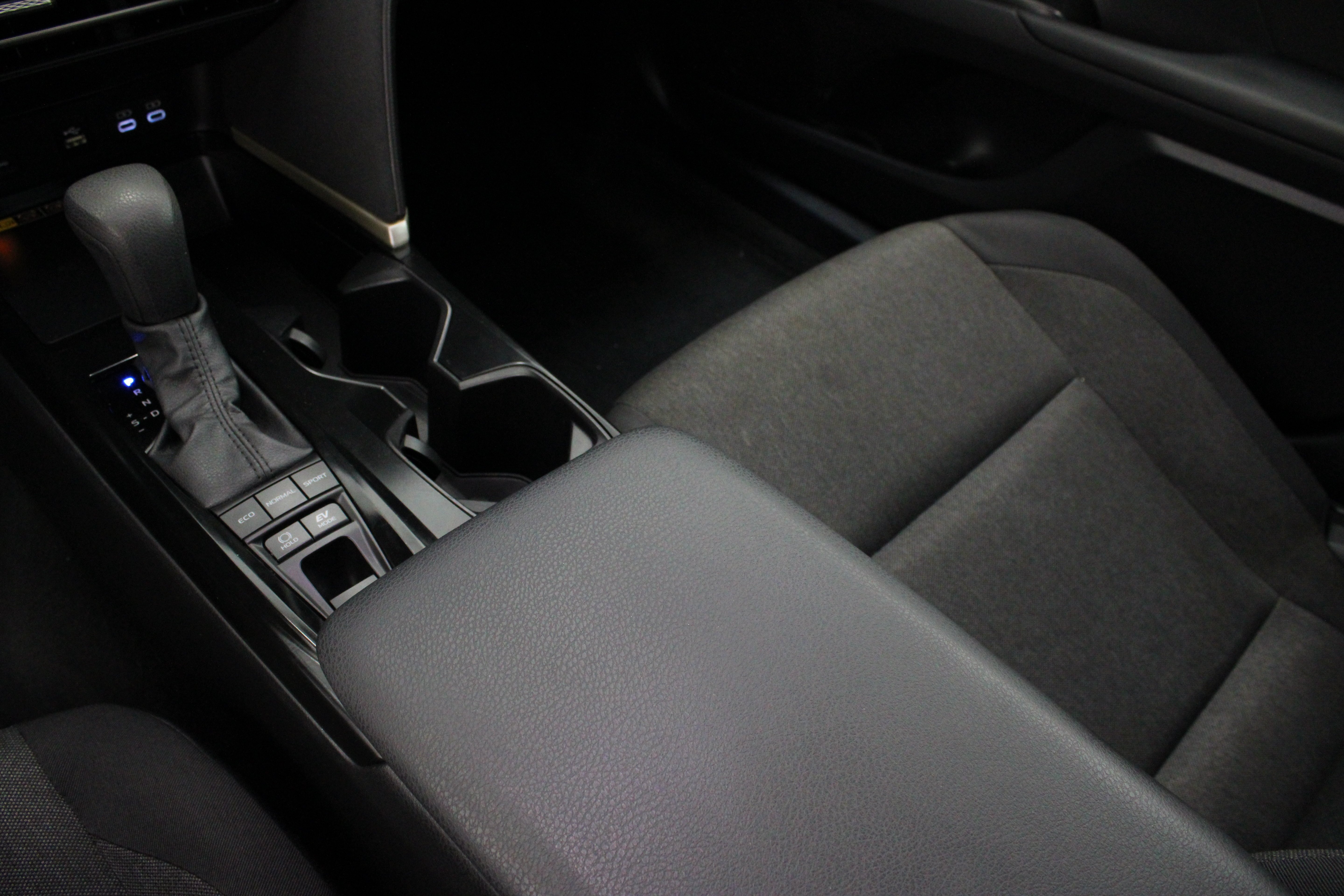 Used 2025 Silver Toyota LE 2.5L/Electric image 16