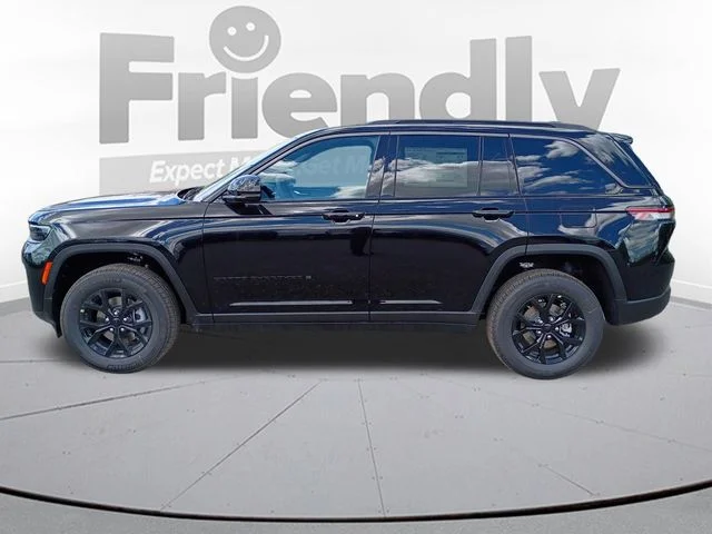 New 2026 Diamond Black Crystal Pearl-Coat Exterior Paint Jeep Laredo Altitude image 8