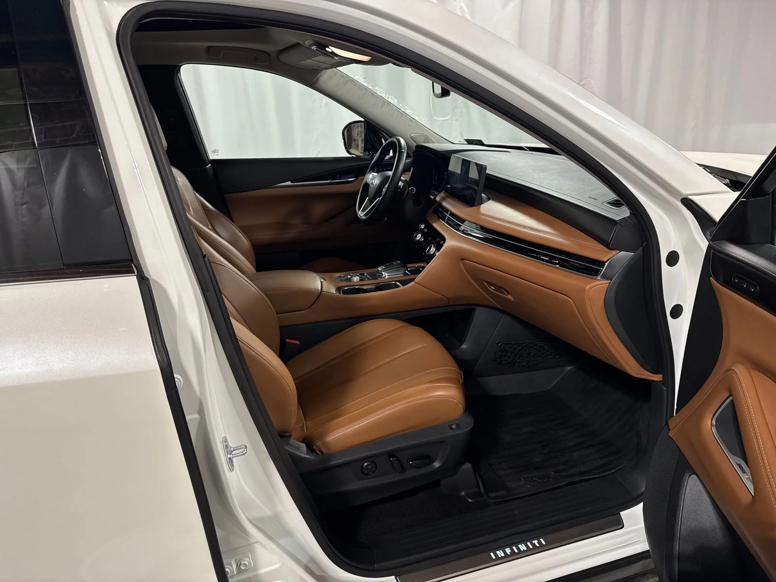 Used 2022 White INFINITI Sensory image 27