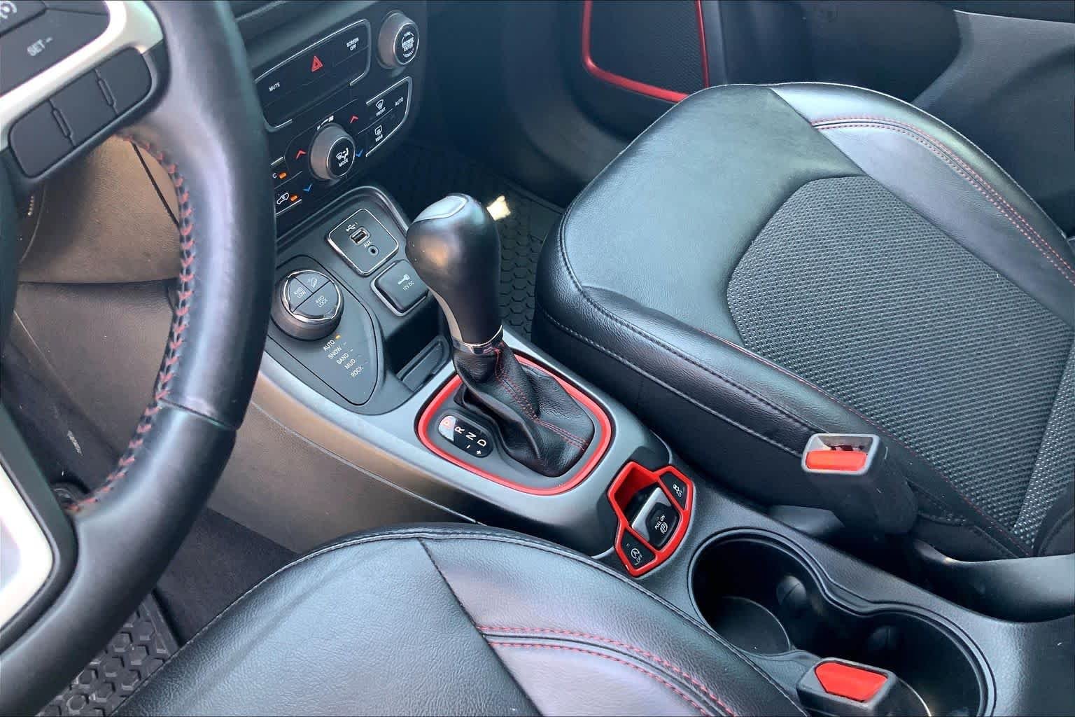 Used 2019 White Clearcoat Jeep Trailhawk image 17