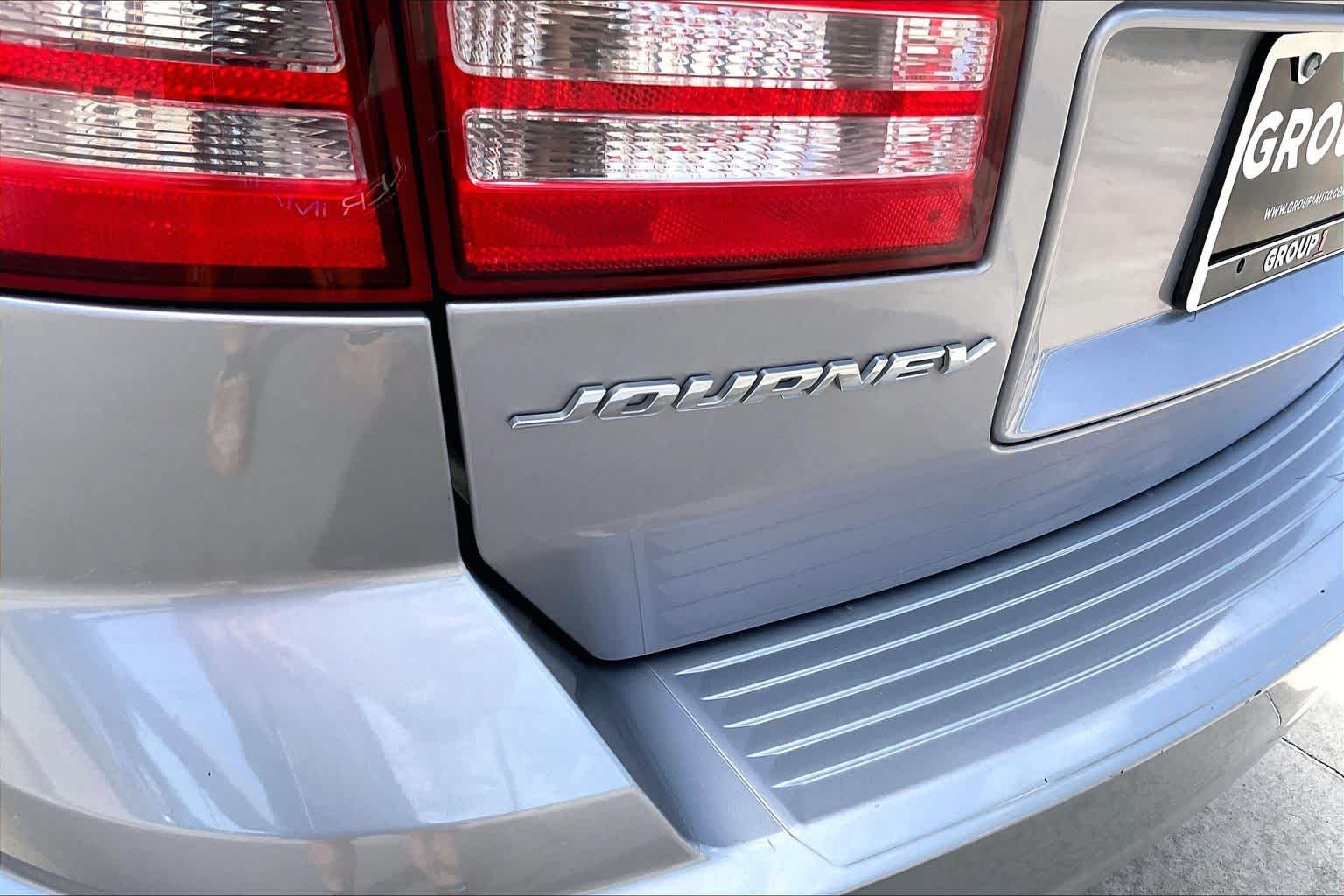Used 2018 Billet Clearcoat Dodge SE image 10