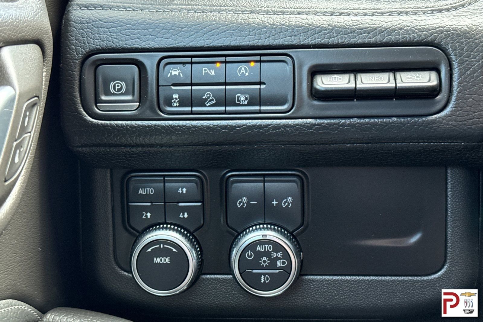 Used 2023 White GMC Denali image 33