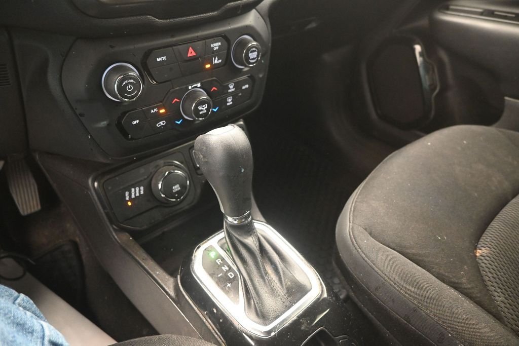 Used 2022 Gray Jeep Altitude image 28