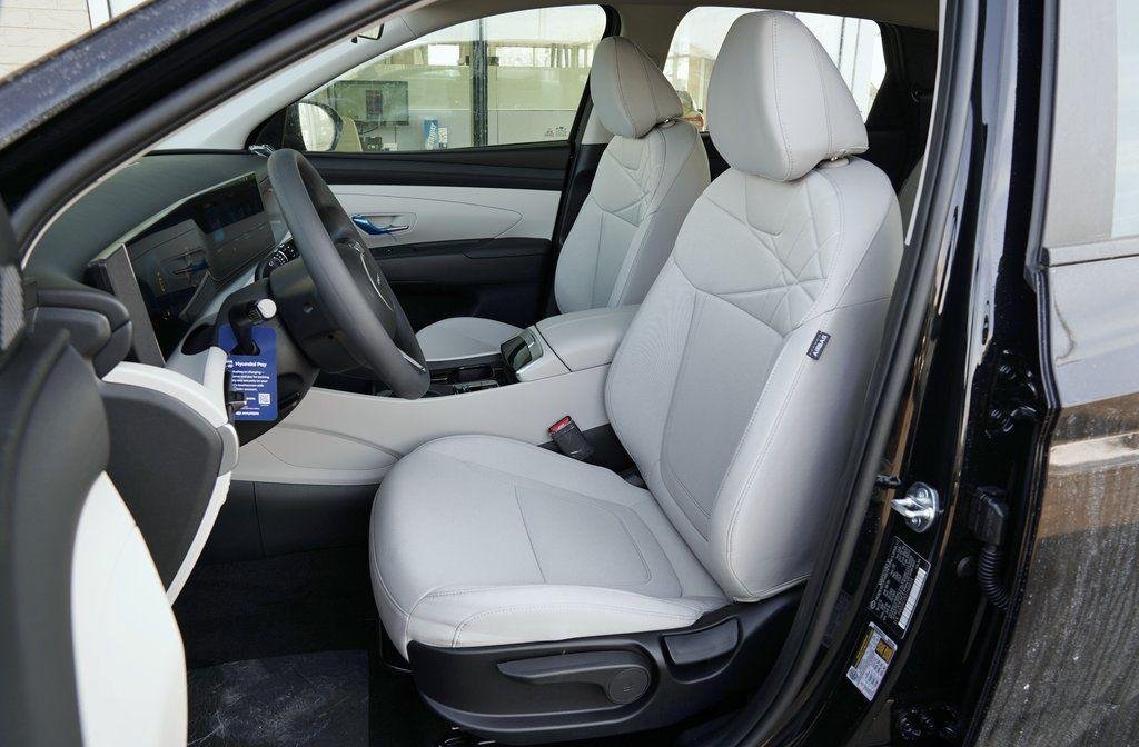 New 2026 Phantom Black Hyundai SE image 10