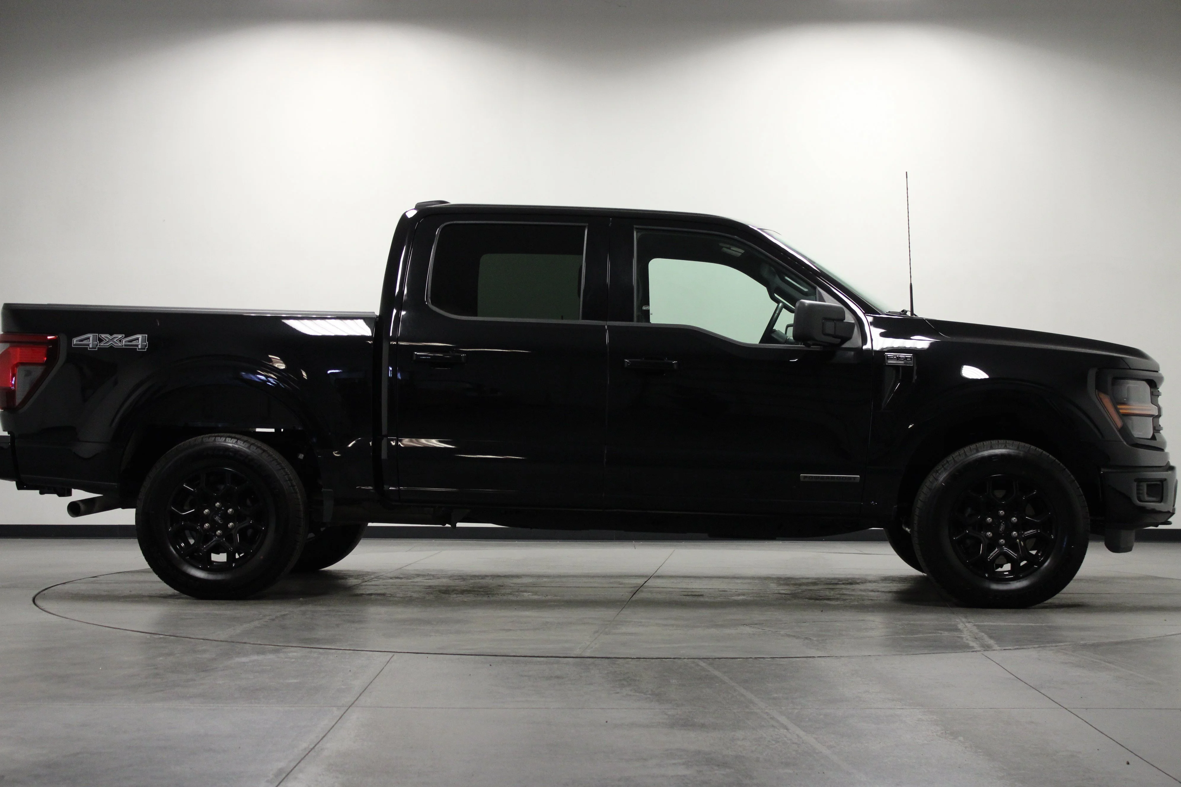 Used 2024 Agate Black Metallic Ford XLT image 3