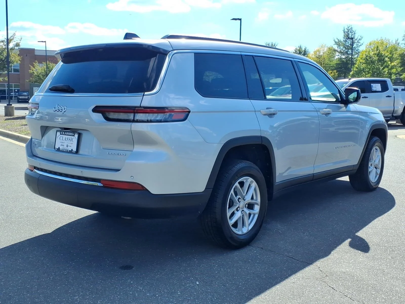 Used 2025 Silver Zynith Jeep Laredo X image 2