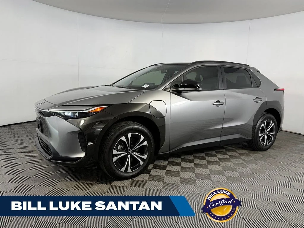 Certified Used 2025  Toyota XLE image 1