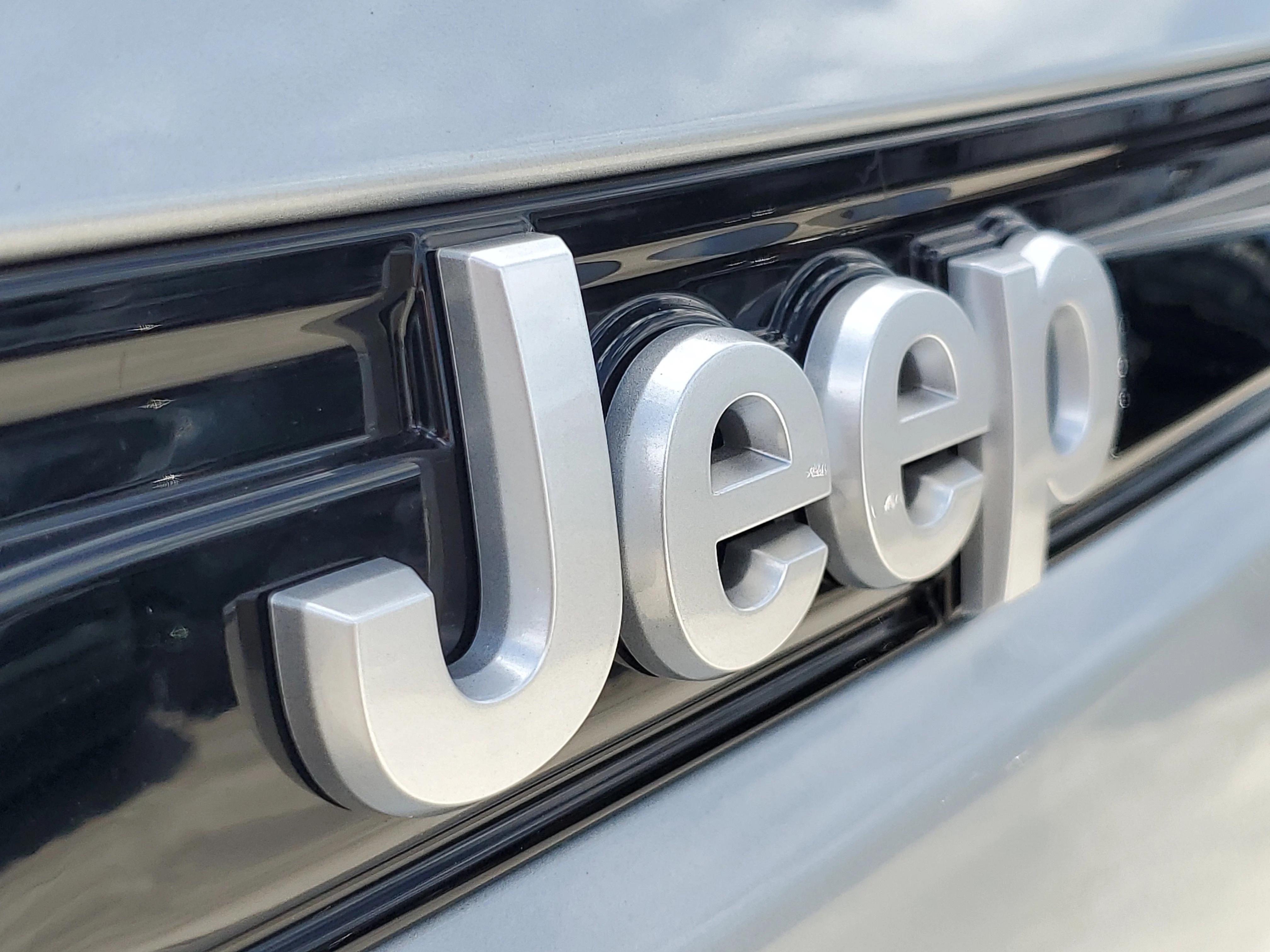 New 2026 Silver Zynith Exterior Paint Jeep Limited image 4