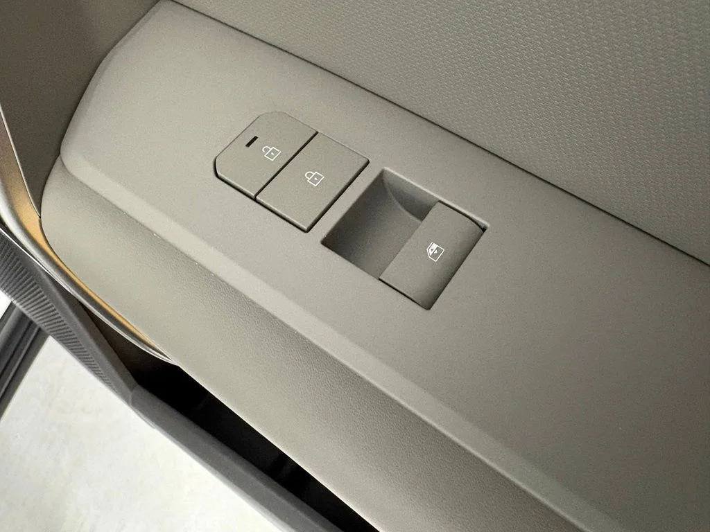 New 2027 Snow White Pearl Kia EX image 13