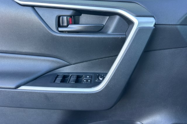 Used 2020 White Toyota LE image 11