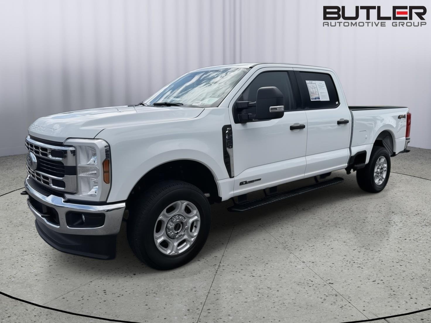 Used 2025 Oxford White Ford XLT image 2