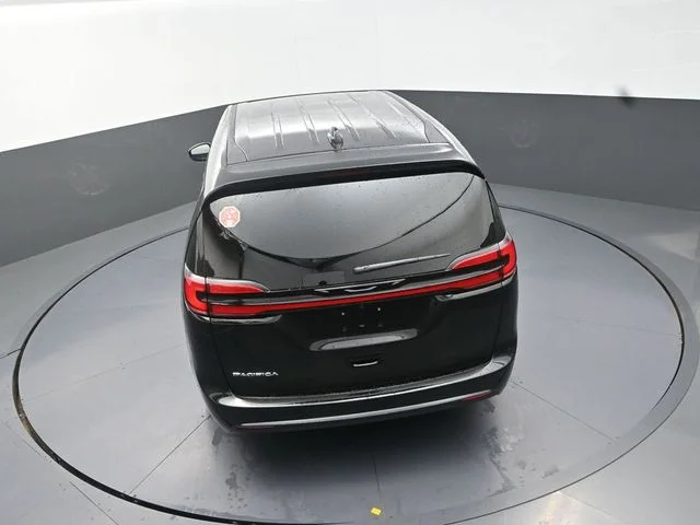 New 2027 Diamond Black Crystal Pearl-Coat Exterior Paint Chrysler Select image 16