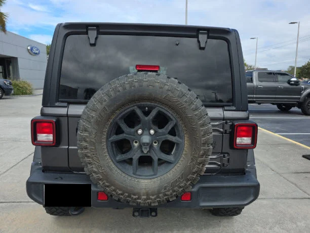 Used 2024 Crystal Metallic Jeep Sport image 7