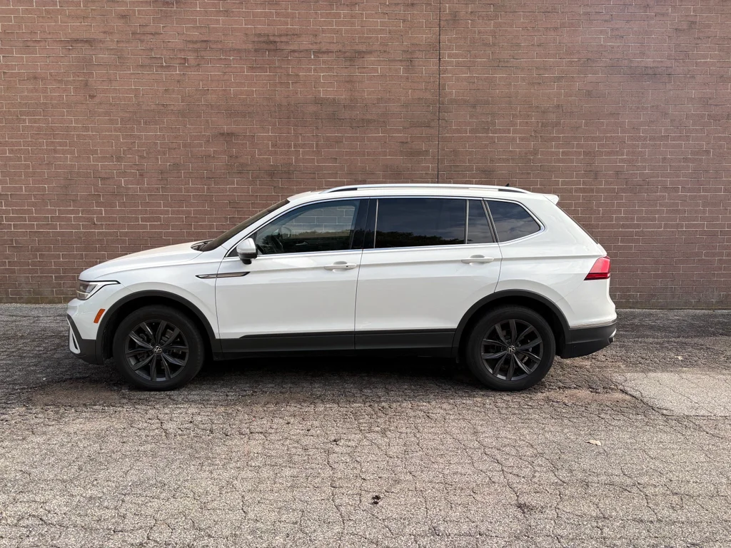 Used 2022 Pure White Volkswagen SE image 2