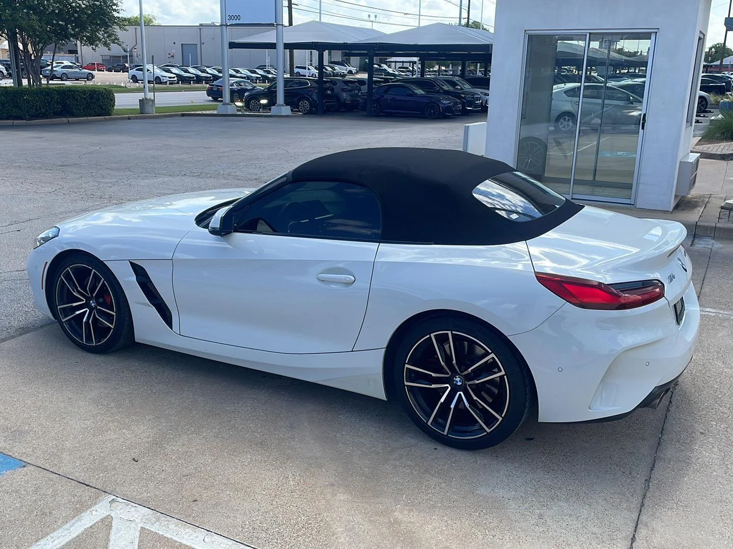 Used 2022 Alpine White BMW sDrive30i image 10