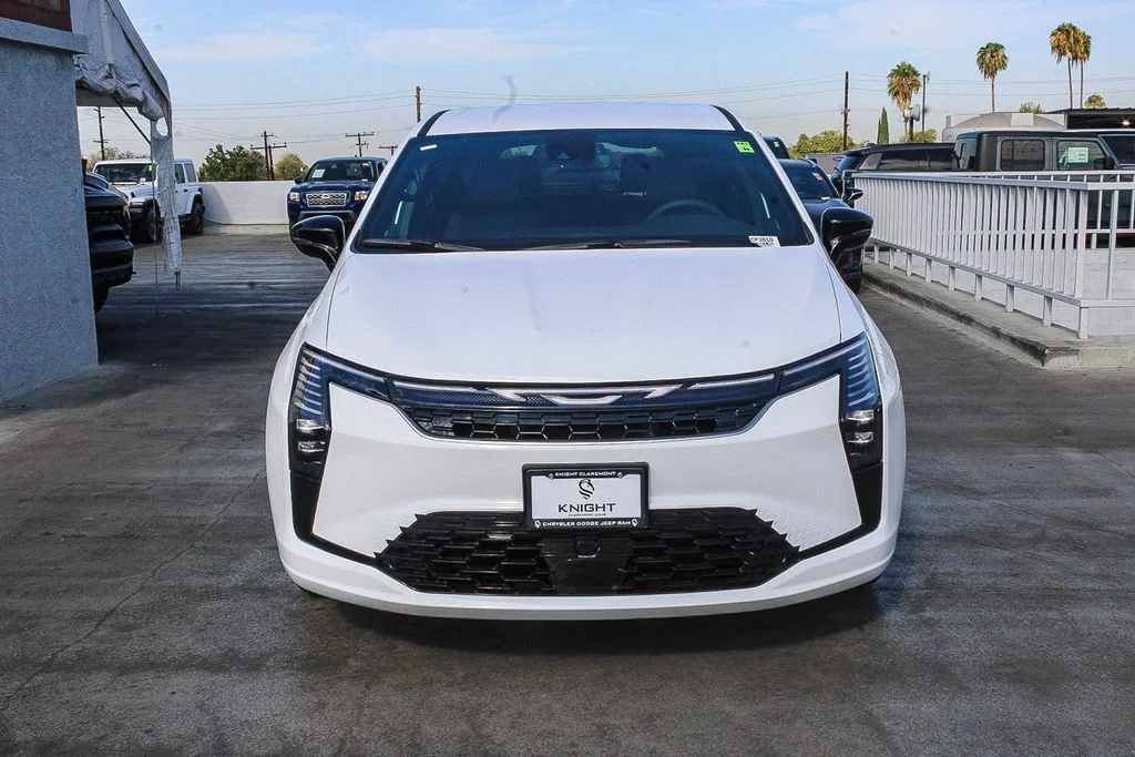 New 2027 White/off-white Chrysler Select image 3