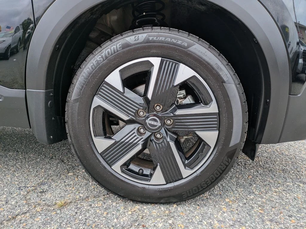 Used 2025 Super Black Nissan SR image 12