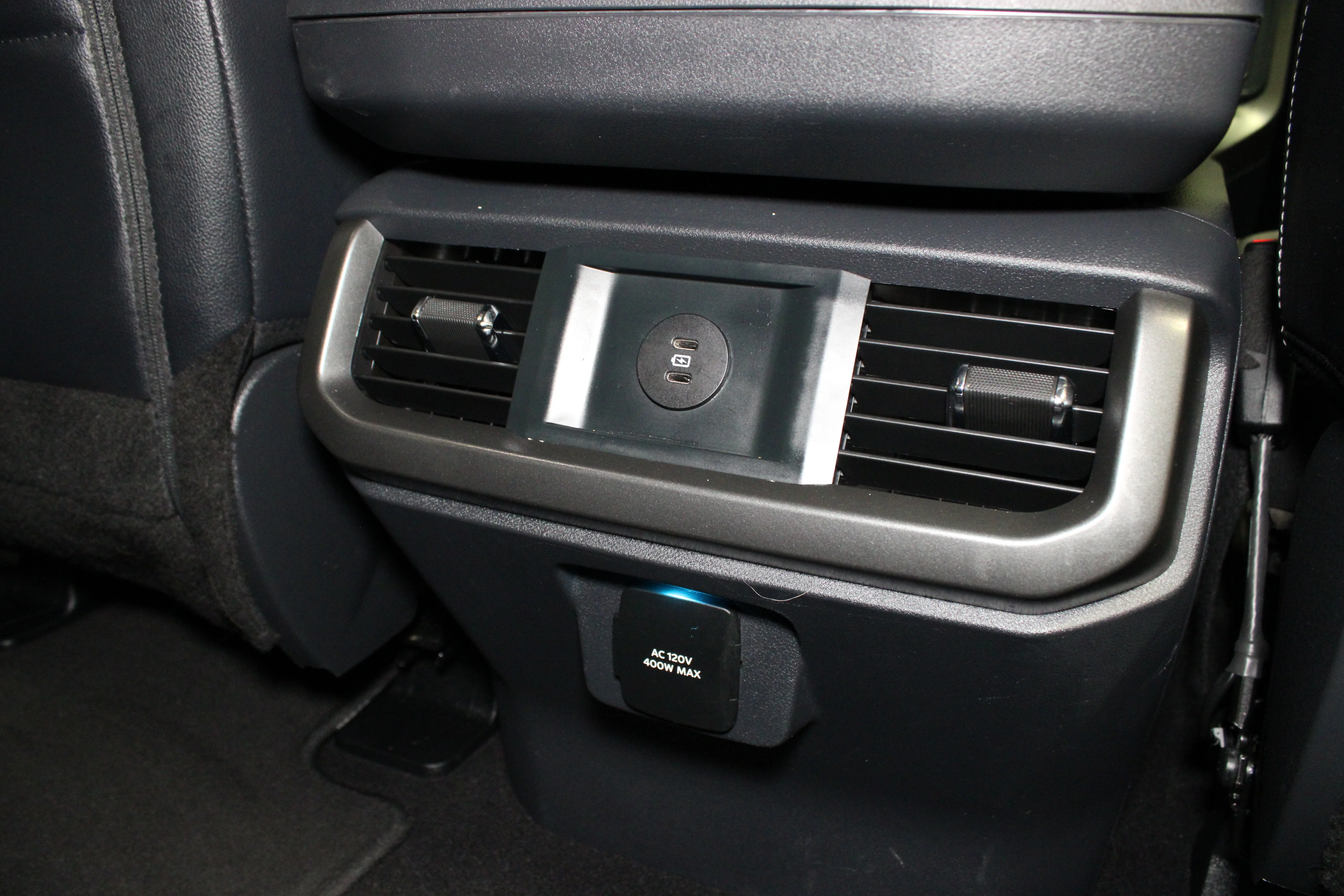 Used 2025 Space White Metallic Ford LARIAT image 19