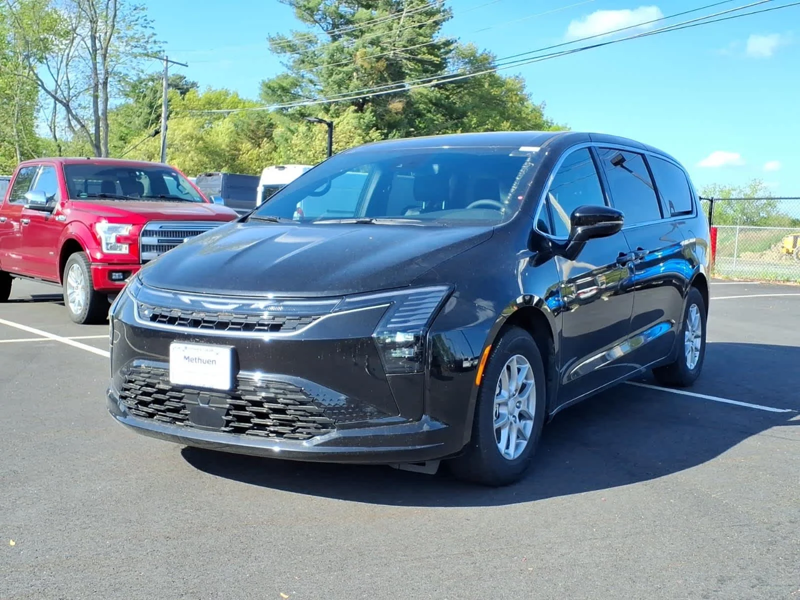 2027 Chrysler Pacifica Select's photo