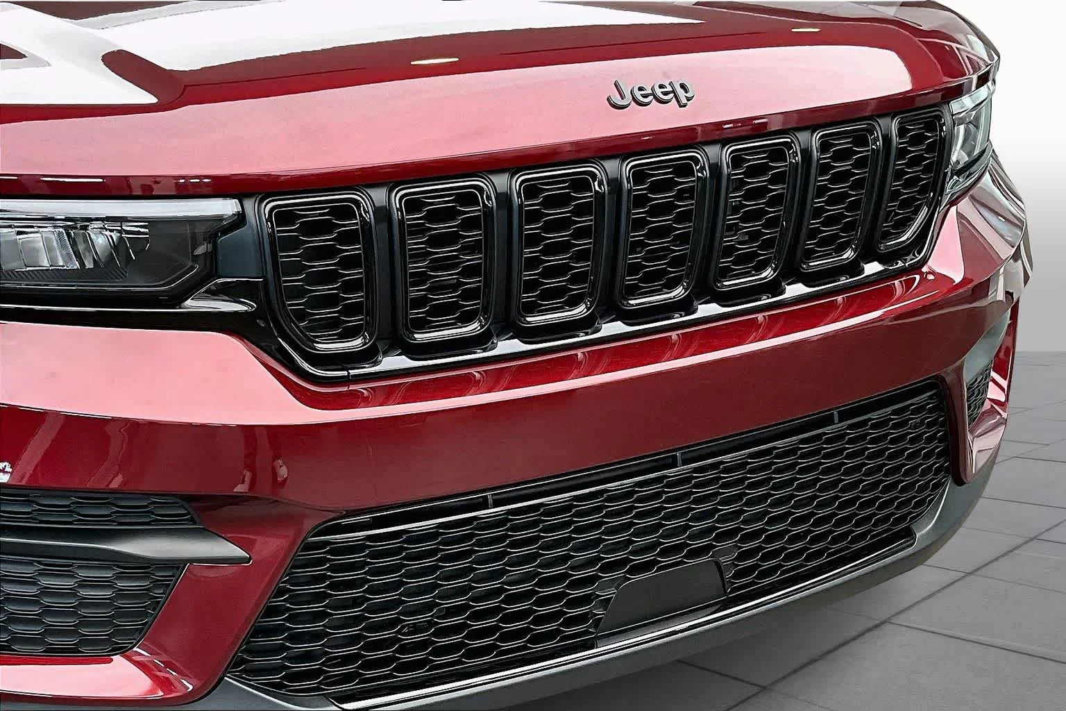 Used 2025 Velvet Red Pearlcoat Jeep Altitude image 31