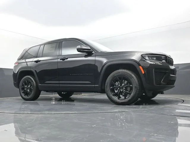New 2026 Diamond Black Crystal Pearl-Coat Exterior Paint Jeep Altitude image 43