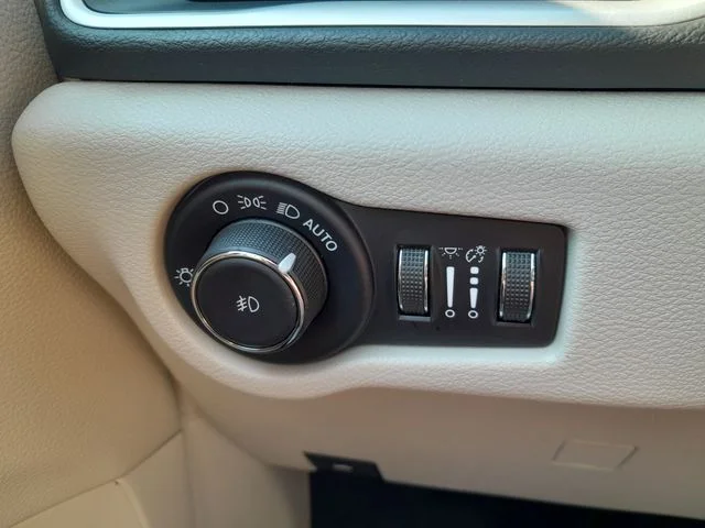 Used 2023 Black Chrysler Touring L image 18