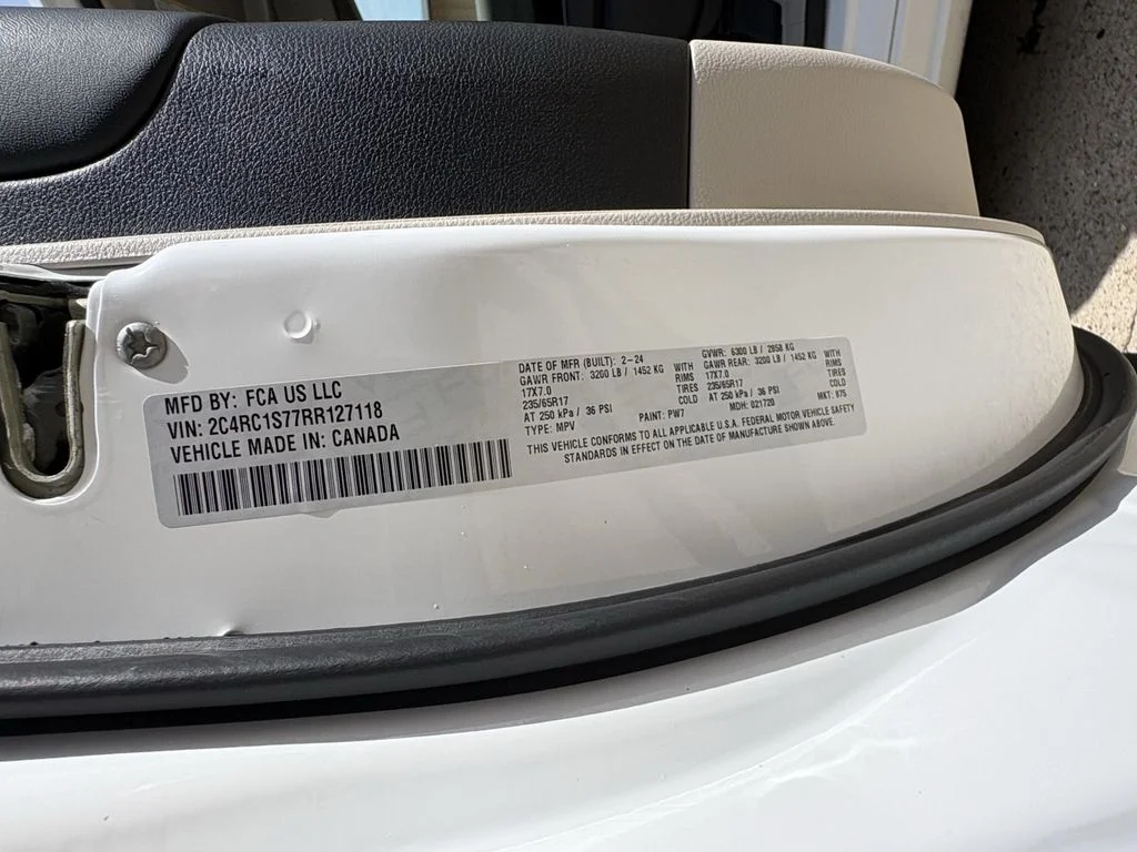 Used 2024 Bright White Clearcoat Chrysler Select image 31