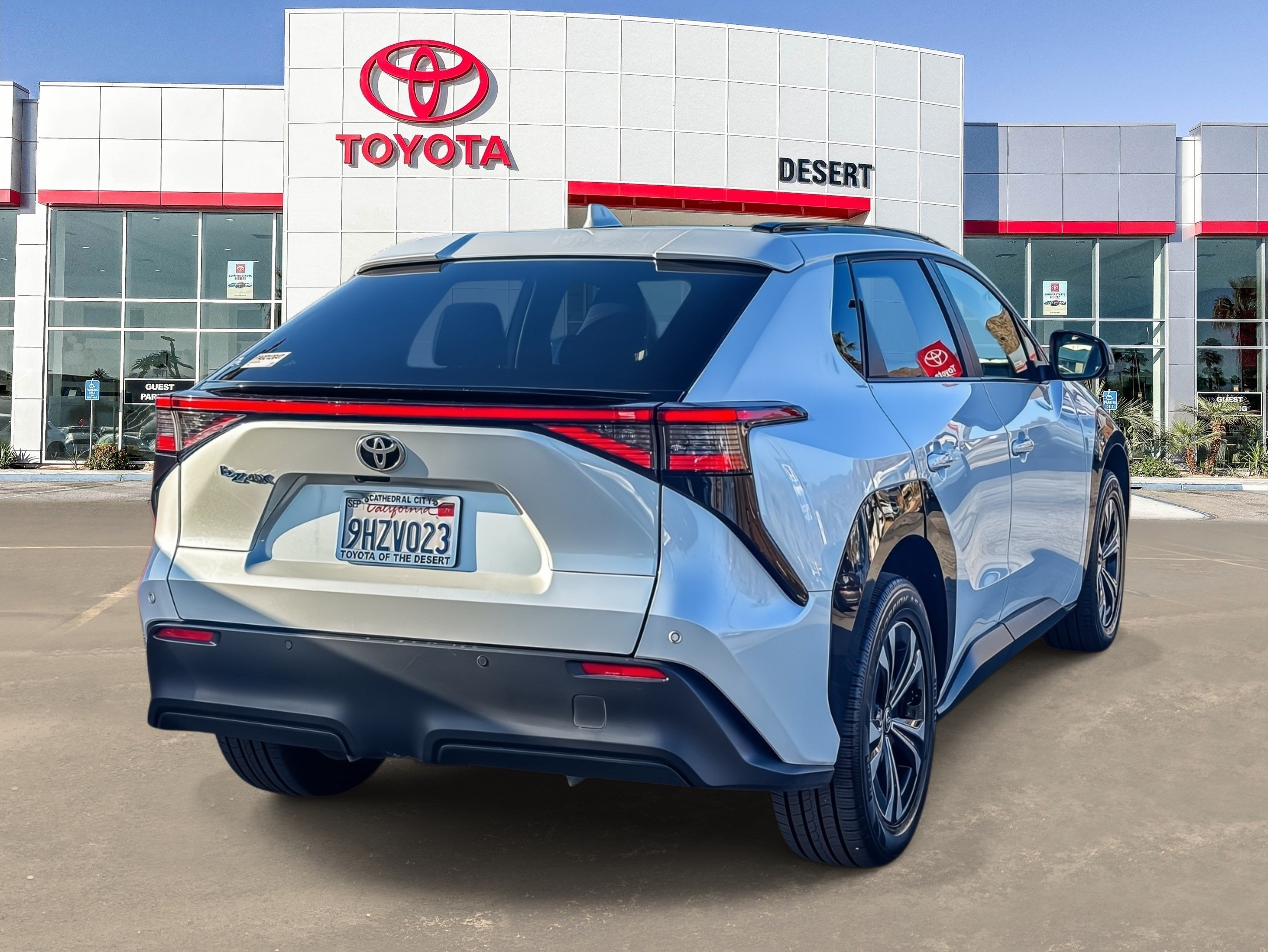 Used 2023 Pearl Toyota XLE image 6