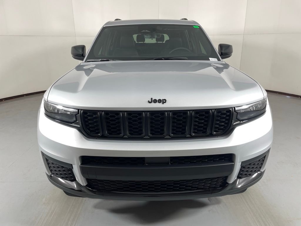 New 2025 Silver Zynith Exterior Paint Jeep Altitude image 3
