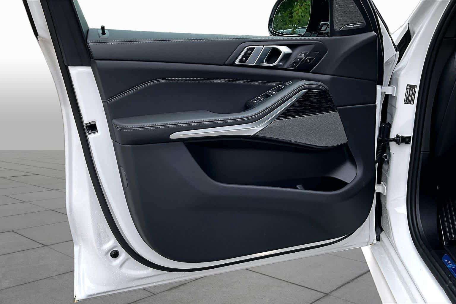 New 2026 Mineral White Metallic BMW xDrive40i image 10