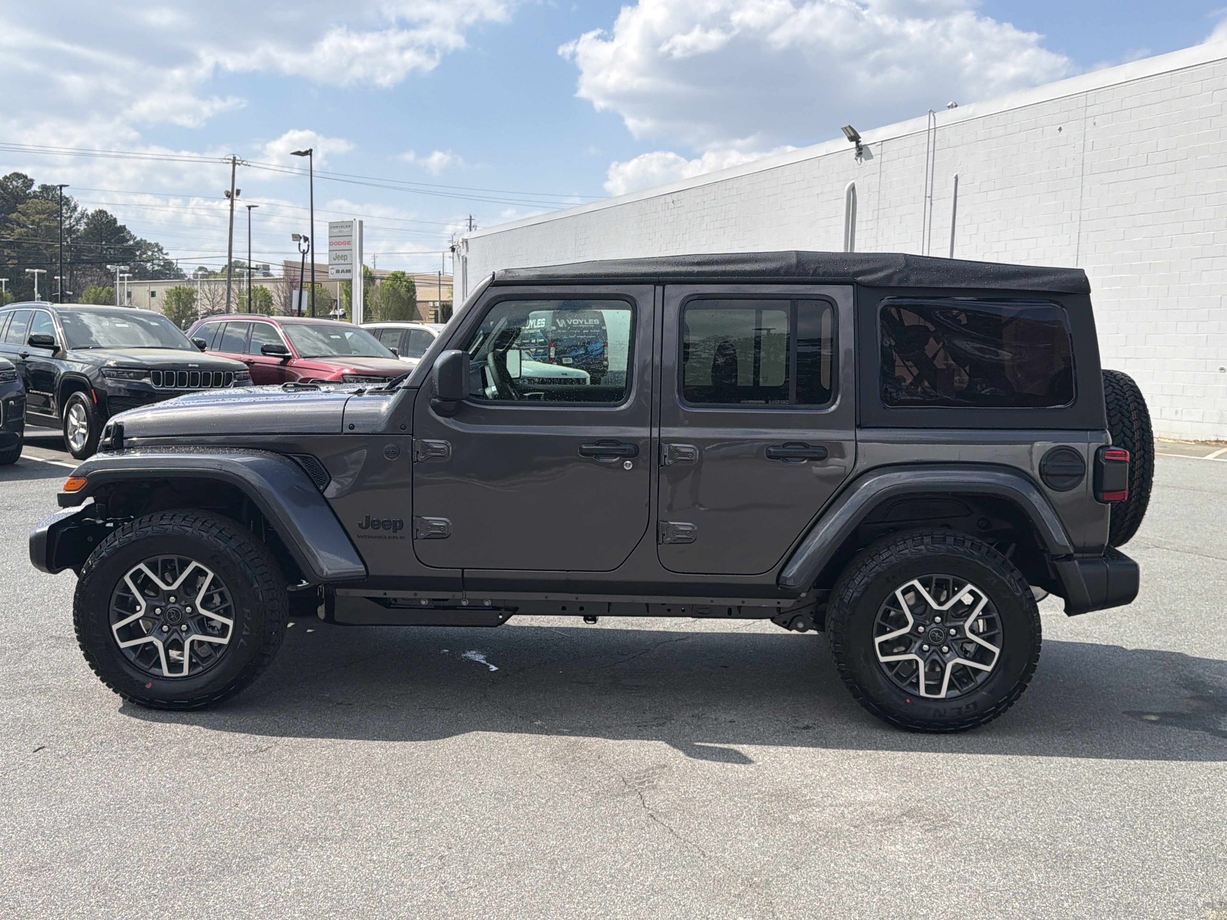 New 2026 Granite Crystal Metallic Clearcoat Jeep Sahara image 4