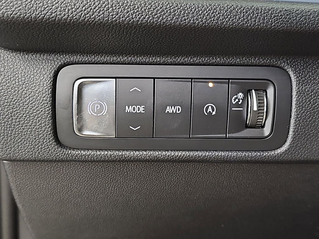 Used 2025 Black Chevrolet Z71 image 29
