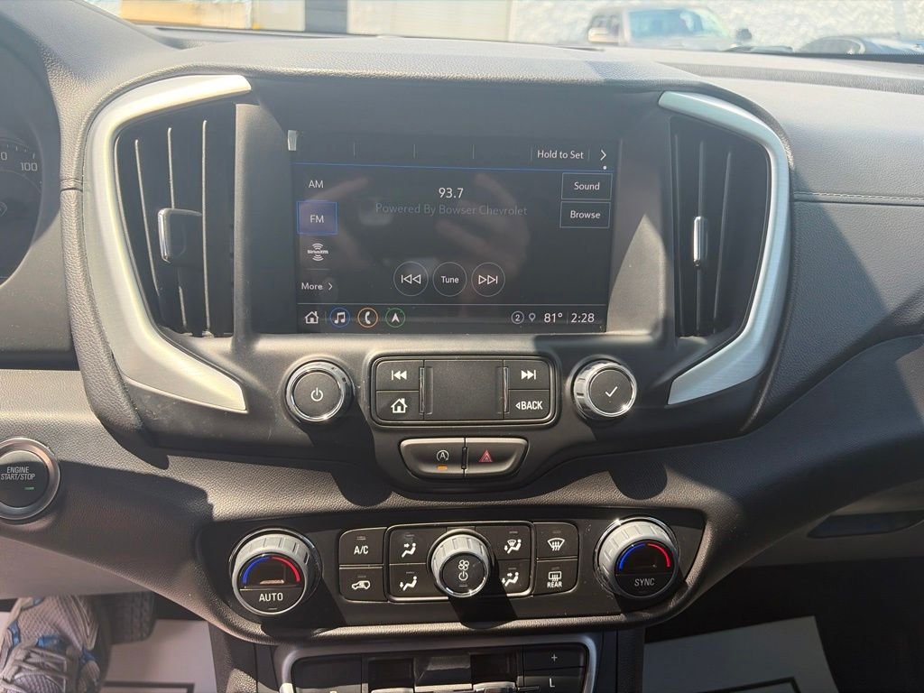 Used 2024 White GMC SLT image 19