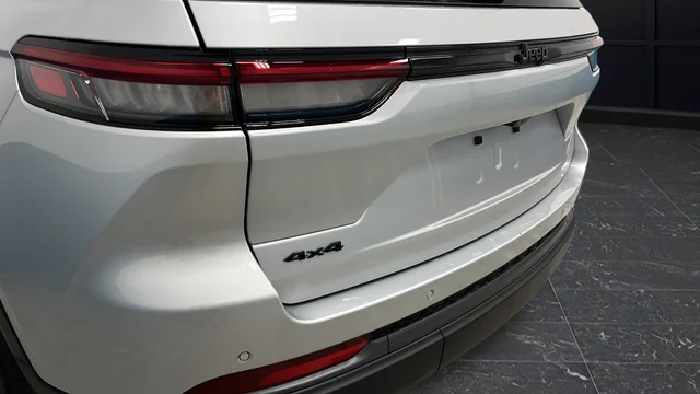 New 2026 Silver Zynith Exterior Paint Jeep Altitude image 34