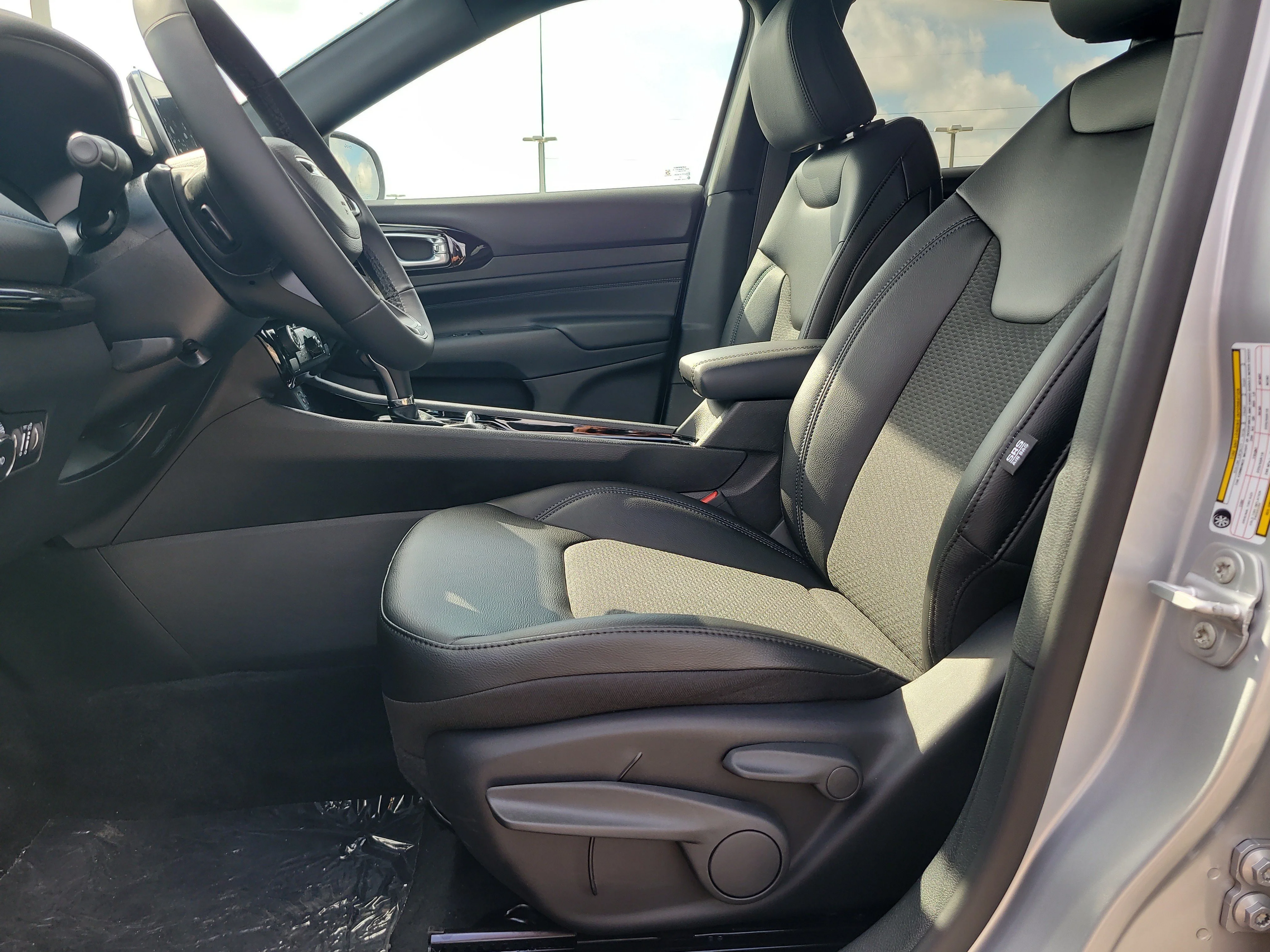 New 2026 Silver Zynith Metallic Clearcoat Jeep Latitude Altitude image 13