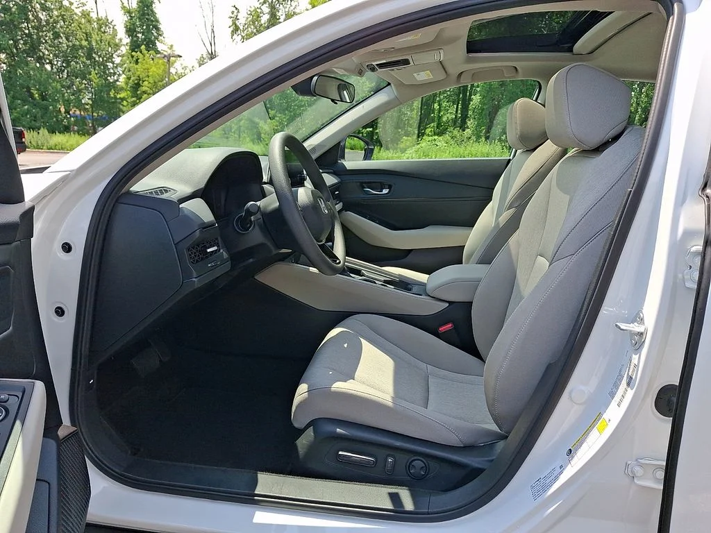 Certified Used 2025 Platinum White Pearl Honda SE image 13