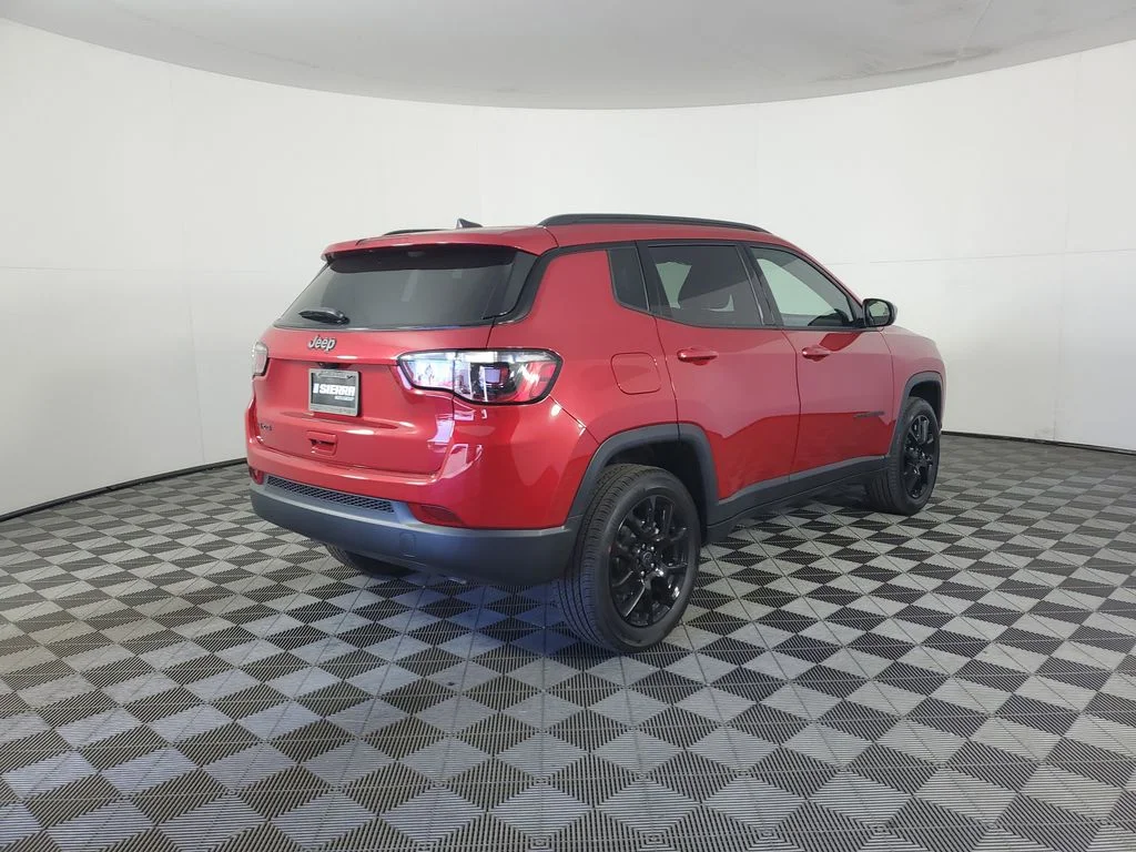 New 2026 Red Hot Pearl-Coat Exterior Paint Jeep Latitude image 4