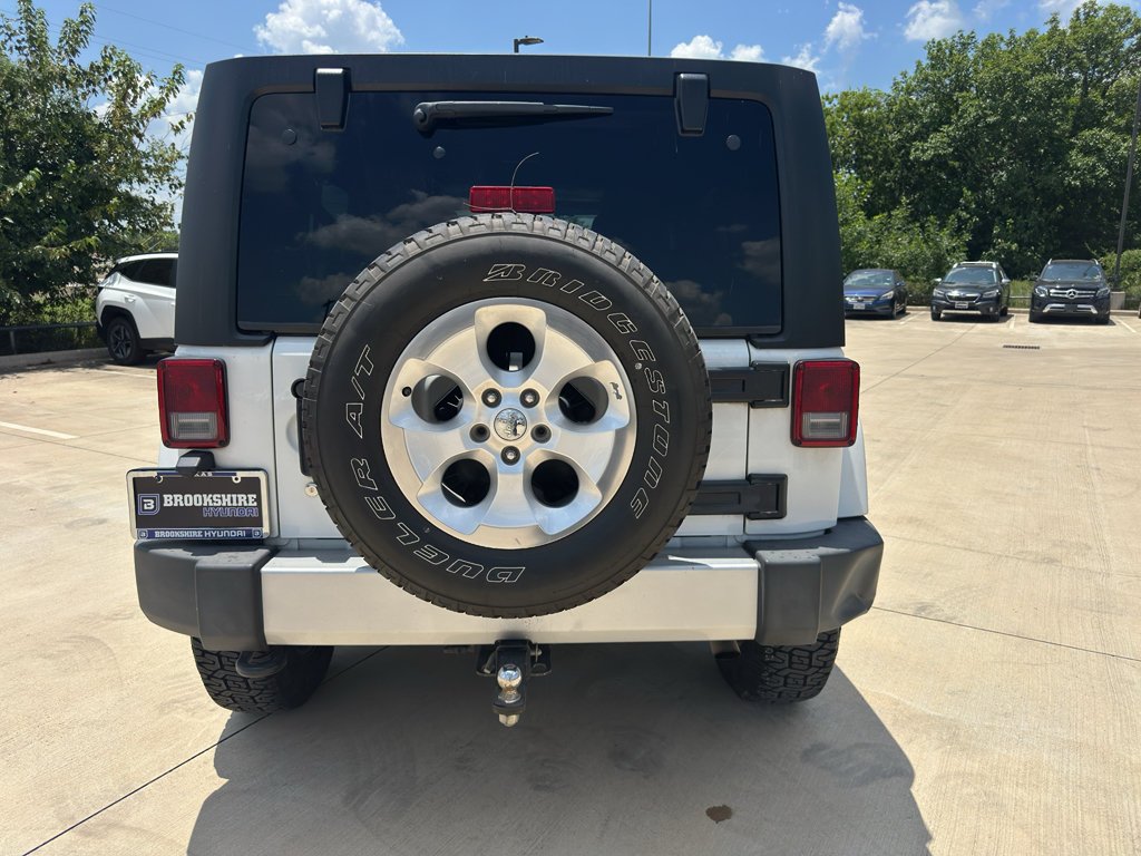 Used 2014 Bright White Clearcoat Jeep Sahara image 22