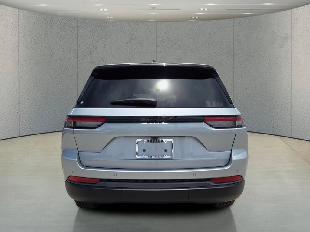 New 2026 Silver Zynith Exterior Paint Jeep Laredo Altitude image 6