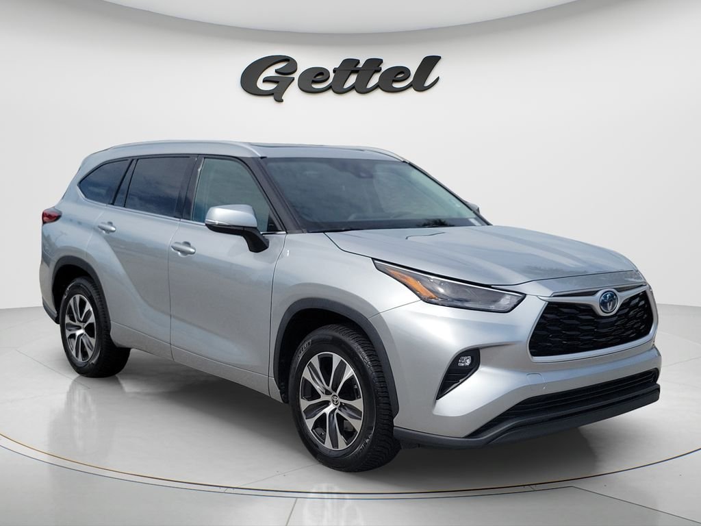 Certified Used 2022 Silver Toyota XLE image 3