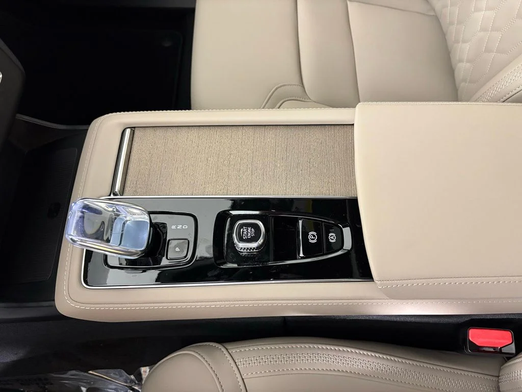New 2026 White Volvo T8 Plus image 32