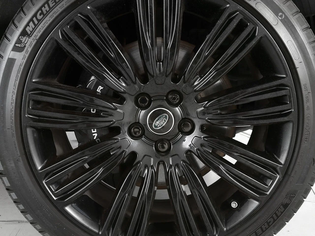 Used 2019  Land Rover 5.0L V8 Supercharged image 6