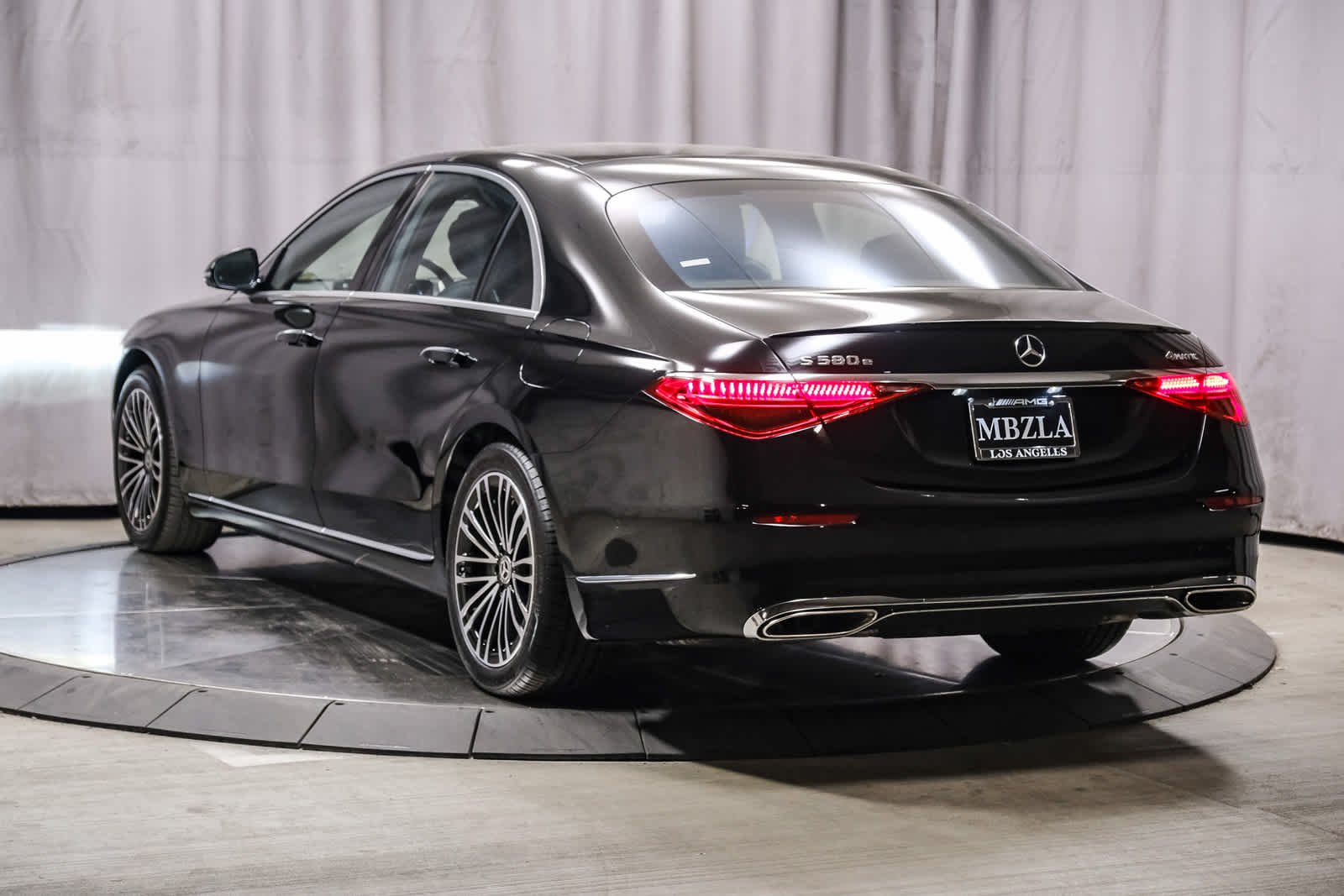 Used 2024 Black Mercedes-Benz S 580e image 2